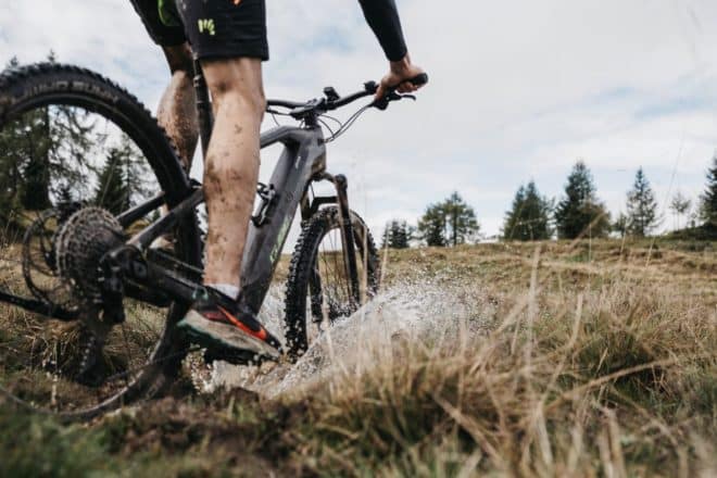 E-Bike Fahrer im Wald