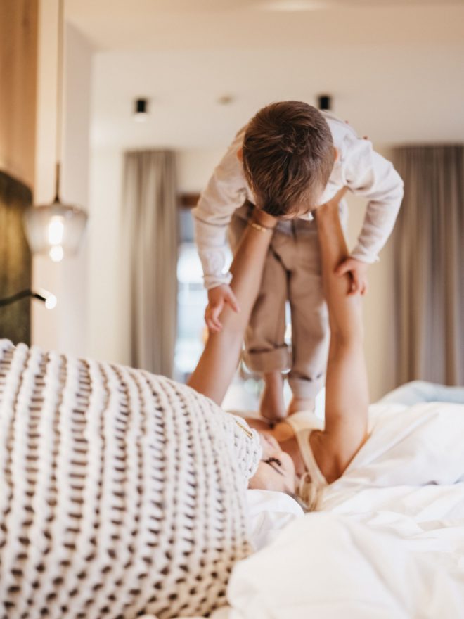 Kind und Mutter im Zimmer