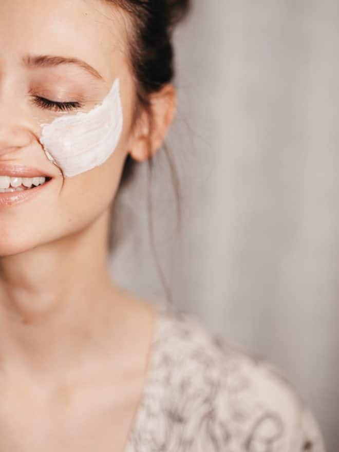 Frau hat Gesichtsbehandlung im Hotel Oberforsthof