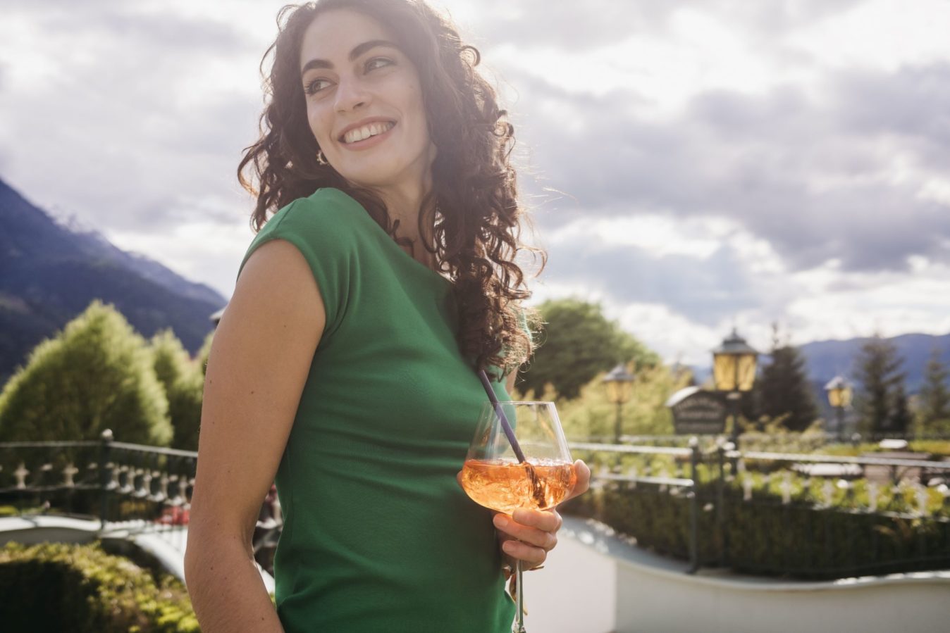 Frau mit Aperol auf Terrasse