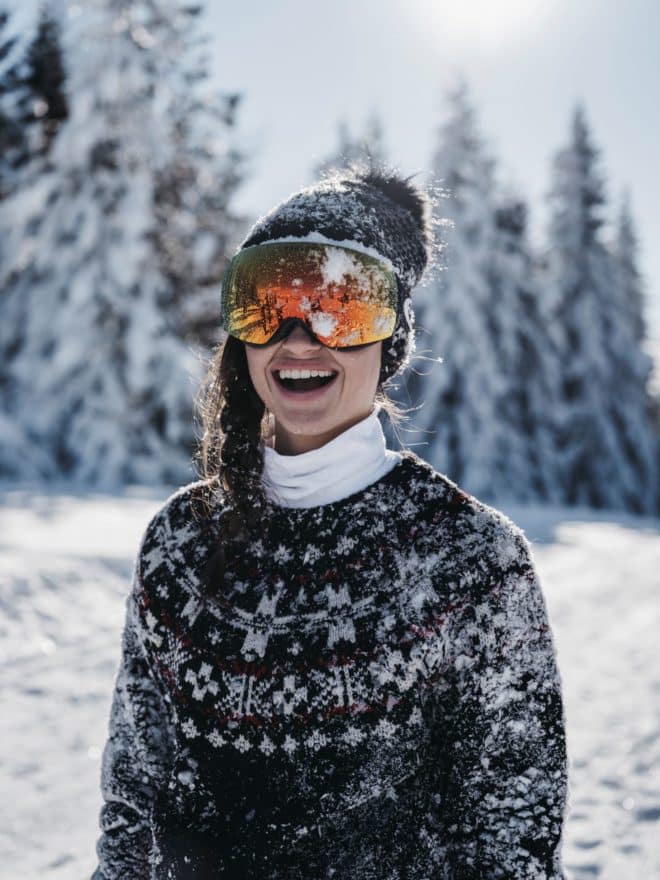 Frau mit Skibrille im Schnee