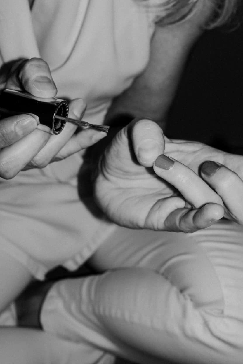 Frau lackiert ihre Nägel