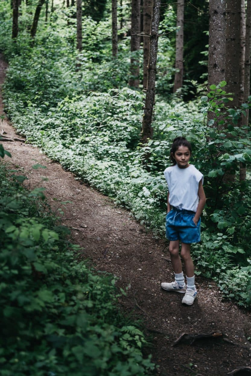 Kind ist im Wald