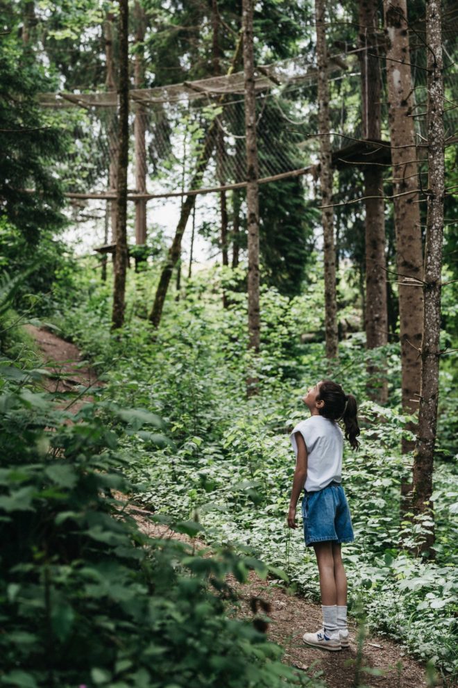 Kind macht Waldspaziergang