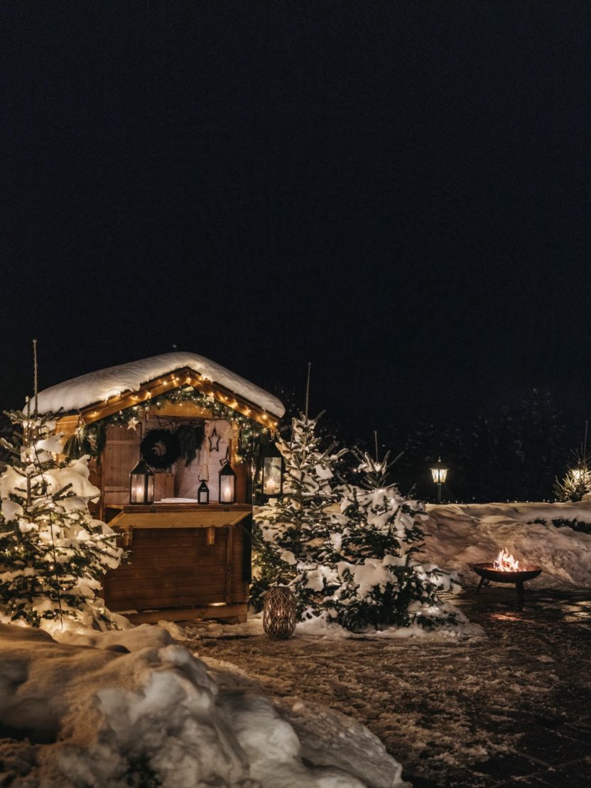 geschmückte Adventmarkthütte