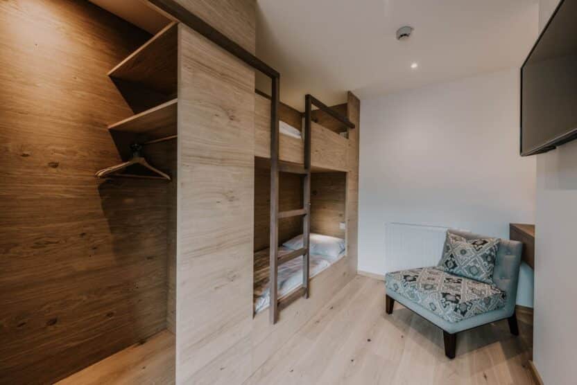 Familiensuite Resi mit Stockbetten für Kinder, Sessel, Kleiderschrank und Fernseher