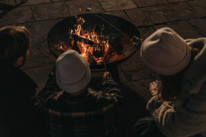 Familie beim Lagerfeuer