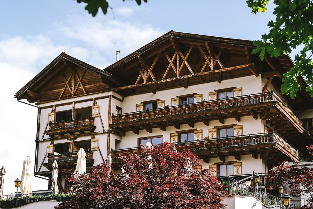 Außenansicht im Sommer vom Hotel Oberforsthof