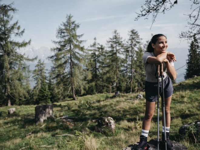 Frau beim Wandern mit Wanderstöcke in der Natur