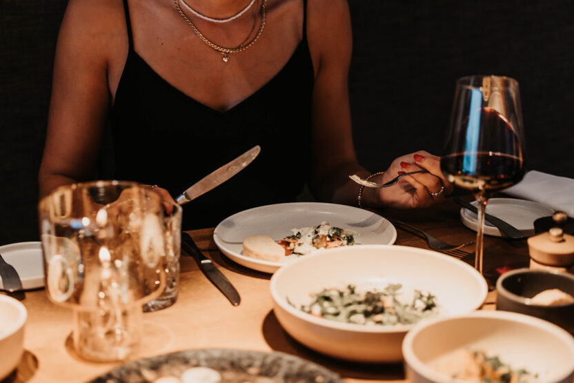 Gedeckter Abendtisch mit tollen Speisen und guten Getränken