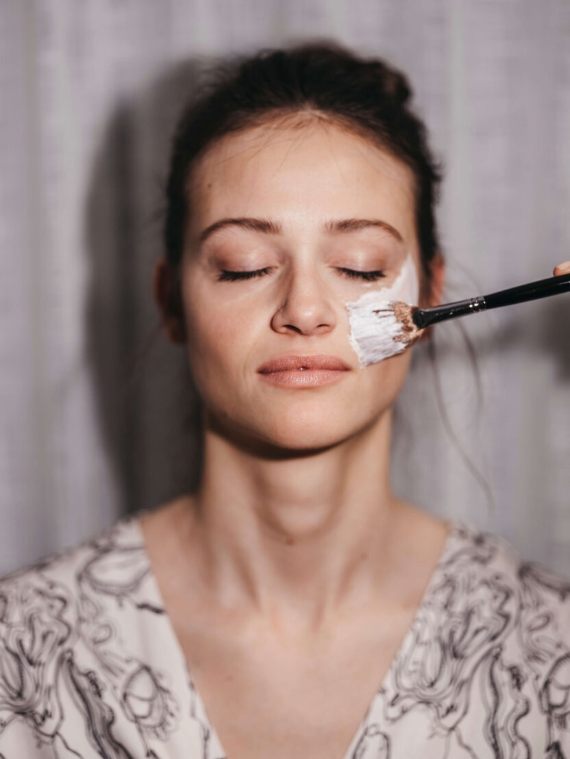 Damen bekomt Gesichtsbehandlung mit hochwertigen Produkten