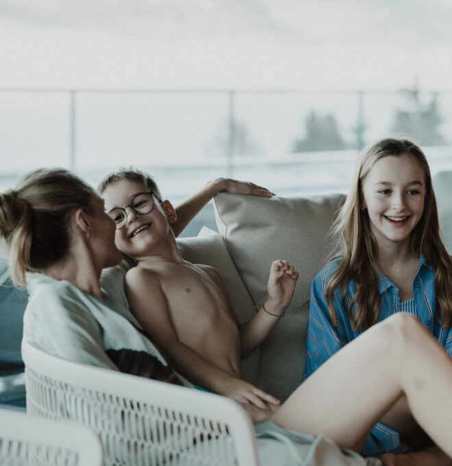 Familie amüsiert sich gemeinsam im Family Spa