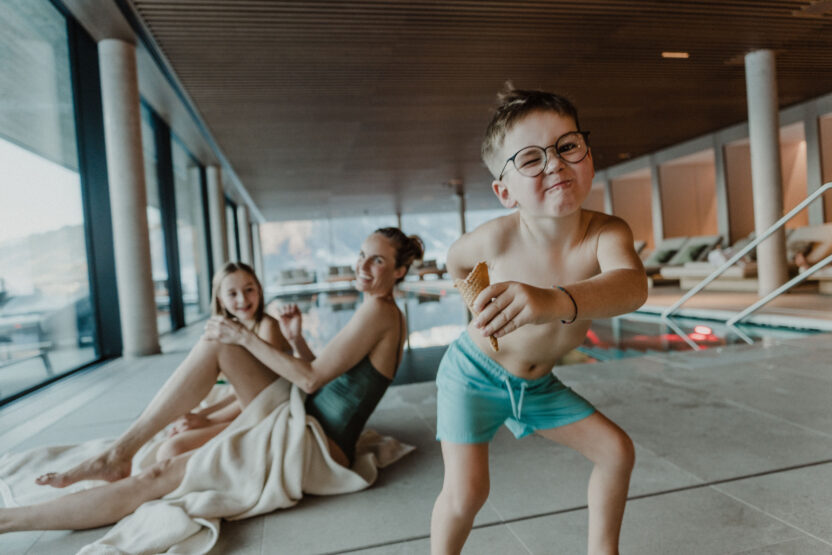 Familie hat Spaß am Pool