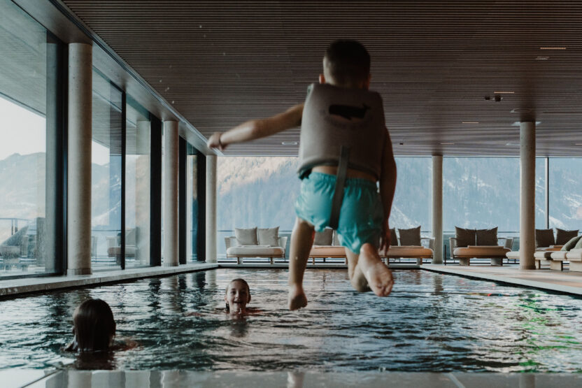 Kleiner Junge springt in das Pool