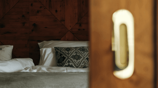 Close up von Zimmer mit großem Dopplebett
